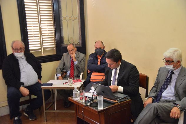 Juicio. Viaut (de barbijo) junto a su defensor Tristán Gavier, otros acusados y el defensor Felipe Trucco. (Archivo / La Voz)
