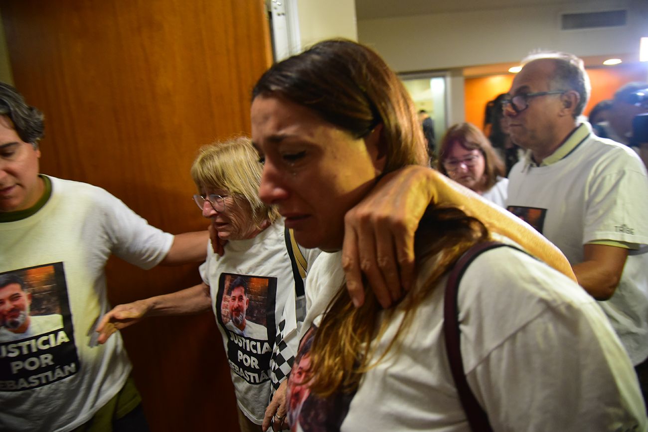 Tristeza. Una hermana y la madre de Sebastián Villarreal se retiraron consternados por el resultado del juicio. (Pedro Castillo / La Voz)