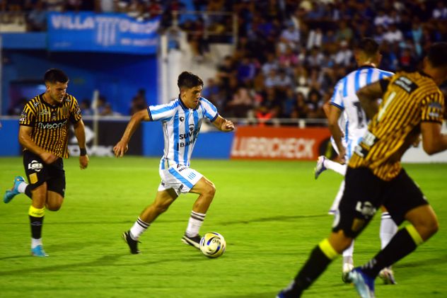 Racing de Nueva Italia recibió a Almirante Brown en el estadio Miguel Sancho. 