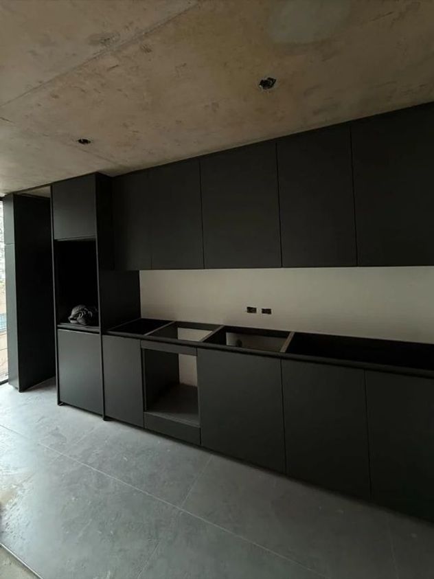 Cómo es el comedor de Lizardo Ponce: estilo industrial y decoración moderna.