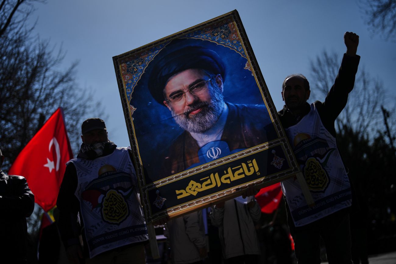 Varias personas sostienen un retrato del nuevo líder supremo iraní, el ayatolá Mojtaba Khamenei, mientras marchan en protesta contra Israel y Estados Unidos, en Estambul, el viernes 13 de marzo de 2026. (Foto / AP)
