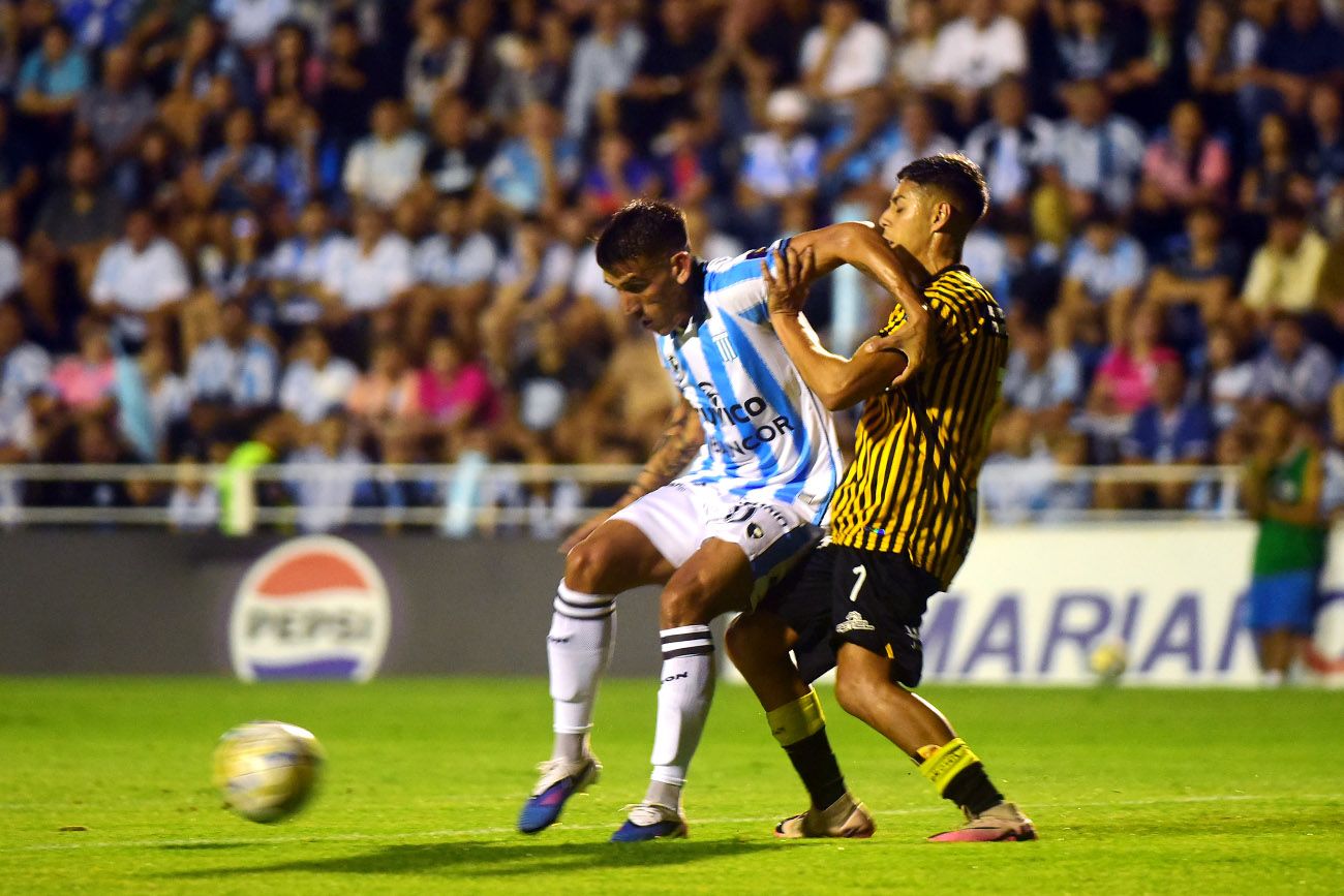 Racing de Nueva Italia recibió a Almirante Brown en el estadio Miguel Sancho. 