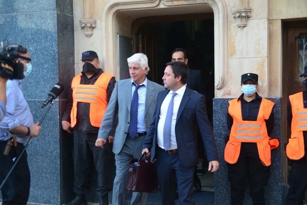 Libre. A la salida de la audiencia que lo condenó, Luis María Viaut permaneció en libertad. Ahora, la Corte Suprema de Justicia dejó firme la sentencia. (Archivo / La Voz)