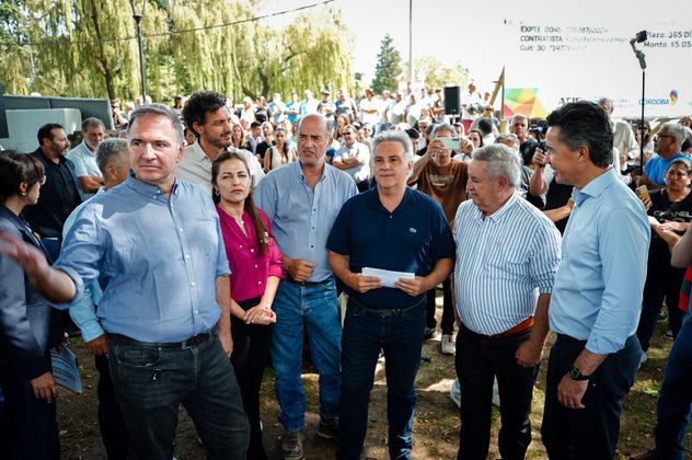 El gobernador Martín Llaryora cree que sus funcionarios deben salir de sus oficinas para tener contacto con la gente y para "vender" la gestión provincial. Confía en la capacidad de gestión de los intendentes. (Prensa Gobierno de Córdoba)