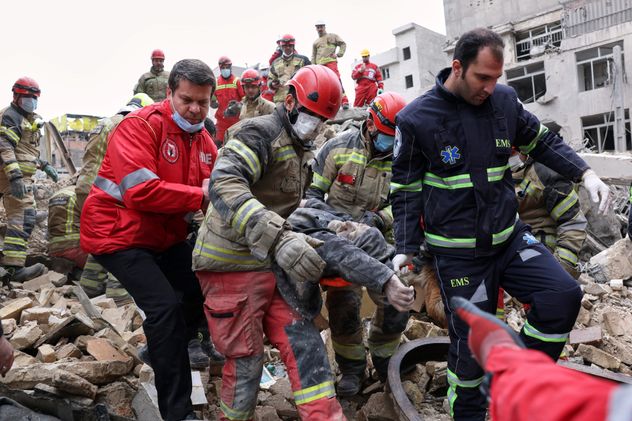 Ataque en Irán. Buscan sobrevivientes en un edificio en Teherán.