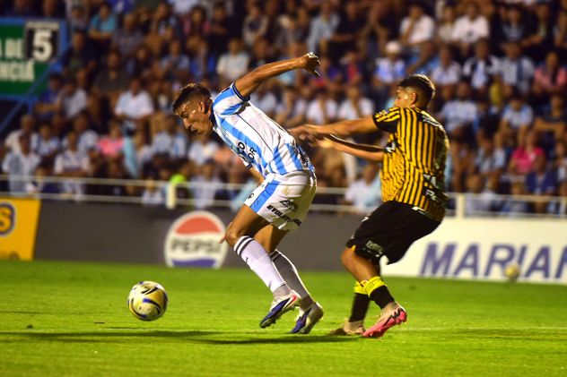 Racing de Nueva Italia recibió a Almirante Brown en el estadio Miguel Sancho. 