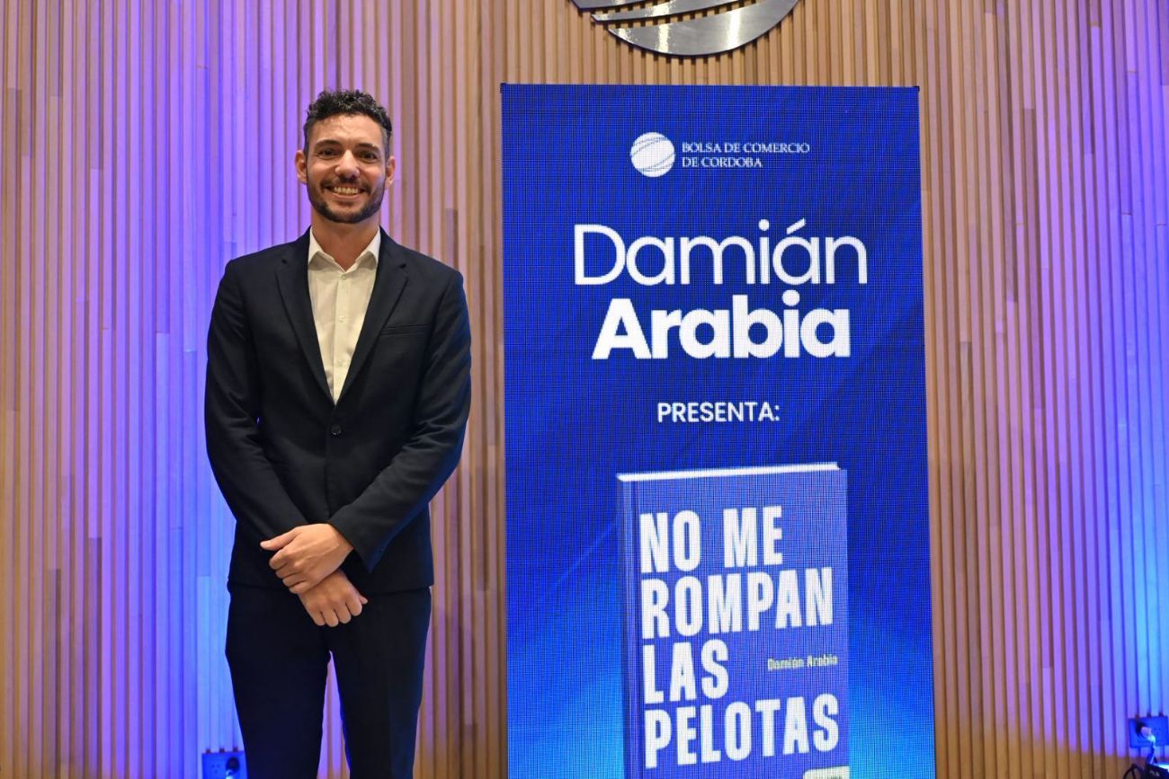 El diputado Damián Arabia presentó su libro "No me rompan las pelotas" en la Bolsa de Comercio de Córdoba.