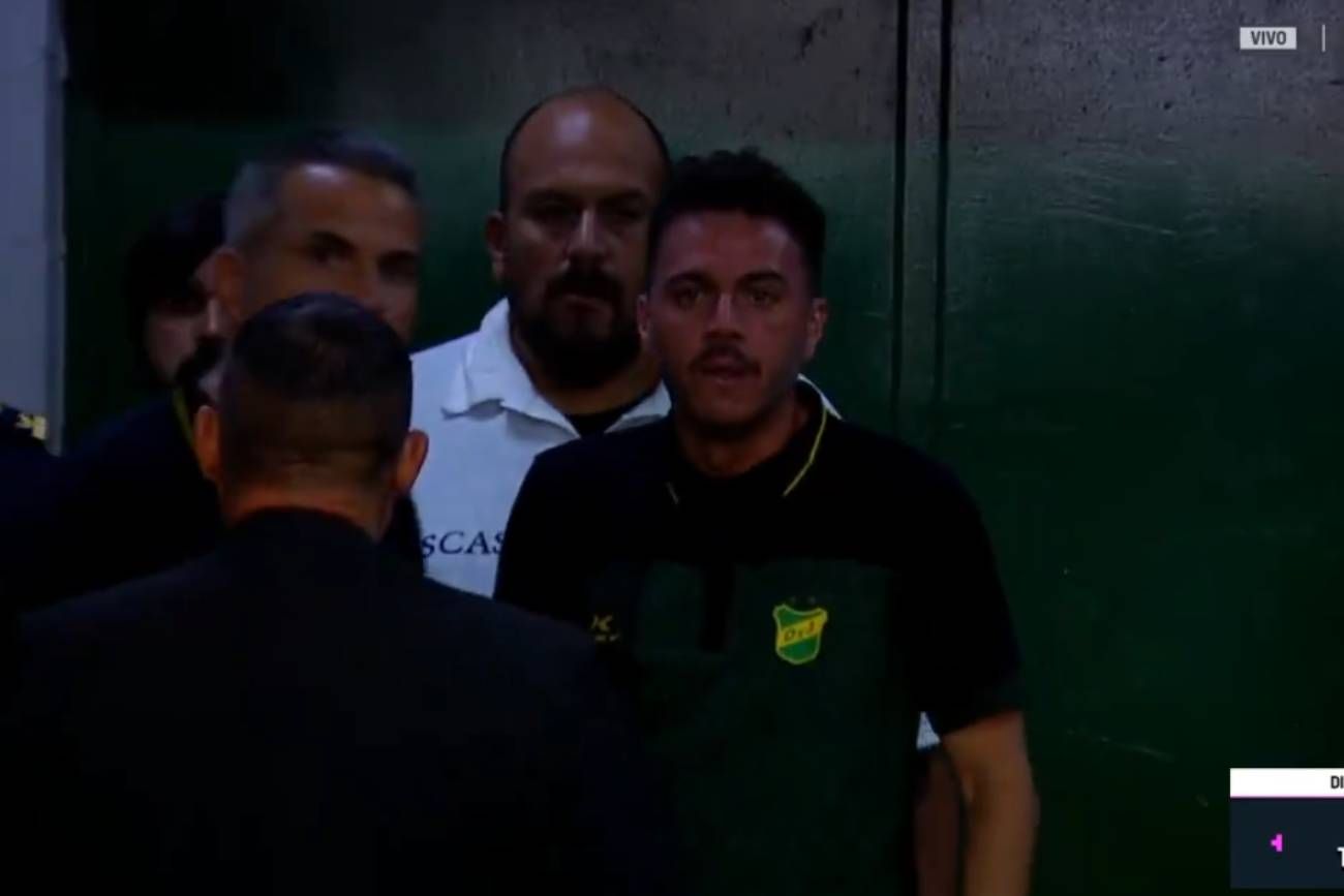 El enojo de Mariano Soso contra el árbitro por un penal.