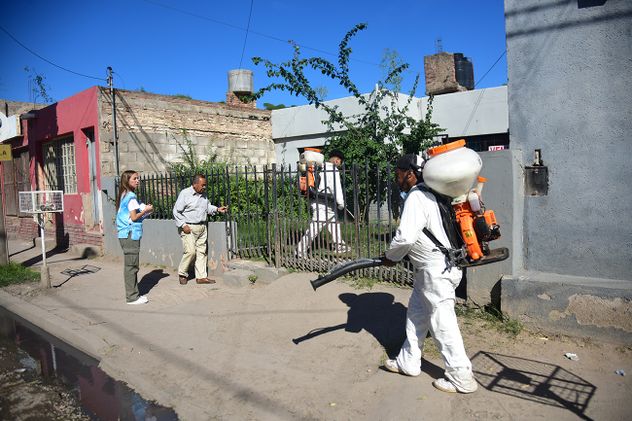 Dengue en Córdoba: las brigadas de técnicos y promotores realizan recorridos en Villa El Libertador. 