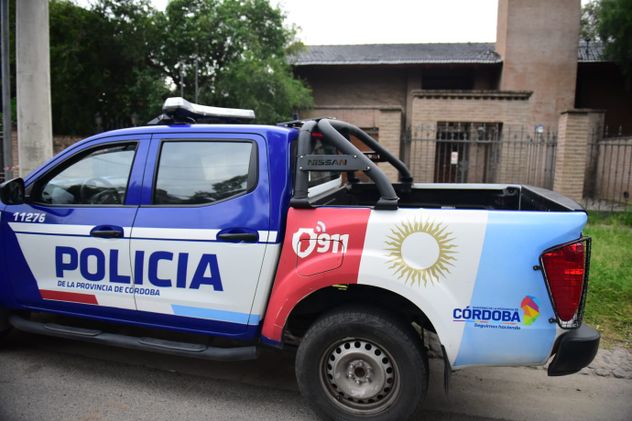 Un móvil policial permanece en el sector. (José Hernández/La Voz)