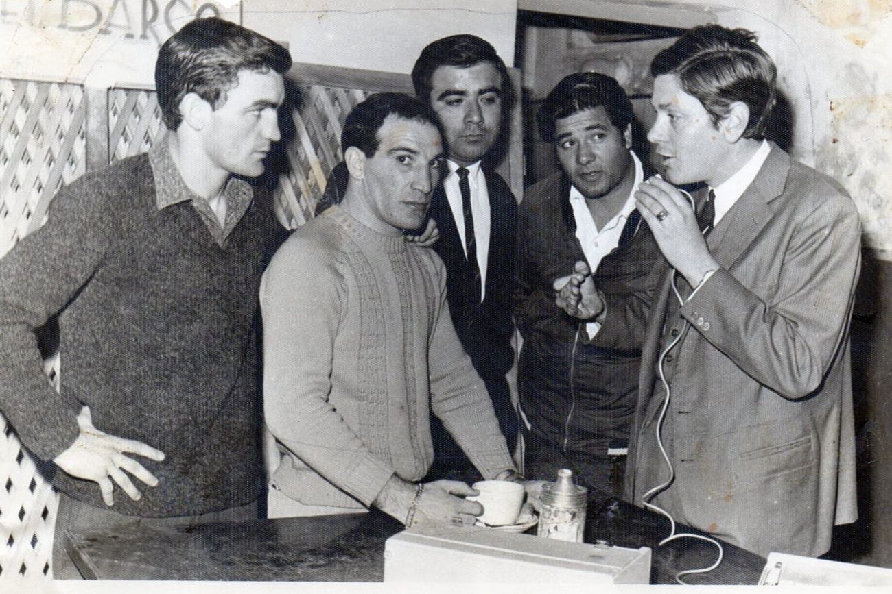 Román se fue de gira. "El Gallego" combatió dos veces con "el Intocable" Locche, una de ellas en el legendario "Córdoba Sport". Acá ambos pugilistas al momento de firmar el contrato y con Marcos "el Mono" Marchini, entrevistándolos. (Foto: La Voz)