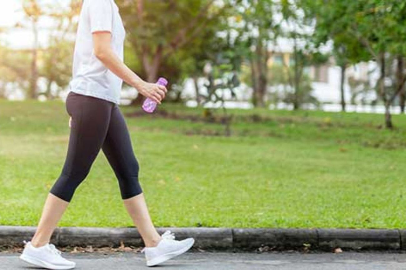 Caminar 30 minutos diarios ayuda a fortalecer el corazón, mejorar la circulación y reducir el riesgo de enfermedades cardiovasculares.
