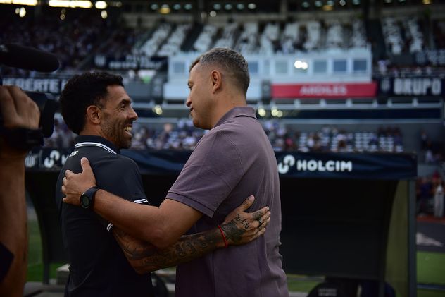 Carlos Tévez director técnico de Talleres junto a Diego Rodolfo Flores  director técnico de Instituto.
