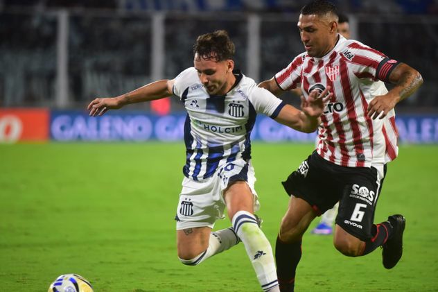 Alarcón disputando con Schott en Talleres-Instituto.
