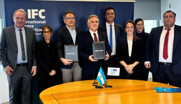El gobernador Martín Llaryora, junto al vicepresidente de la Corporación Financiera Internacional, Alfonso García Mora, junto a intendentes cordobeses, cuando este viernes se firmó el crédito del Banco Mundial. (Prensa Gobierno de Córdoba)