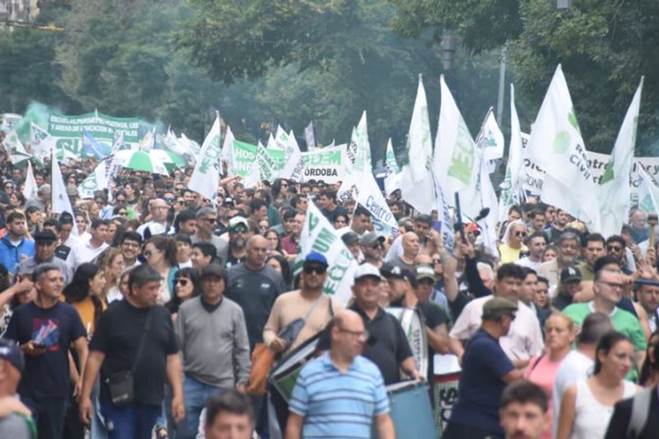 La marcha contra la reforma previsiona fue masiva, sostenida en gran medida por la columna del Suoem. 