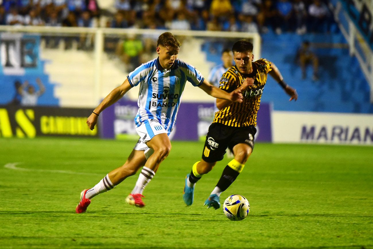 Racing de Nueva Italia recibió a Almirante Brown en el estadio Miguel Sancho. 