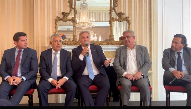 El gobernador Martín Llaryora, junto a varios de sus colegas provinciales, con los cuales compartió distintas reuniones con hombres de negocios en los Estados Unidos. (Prensa Gobierno de Córdoba)