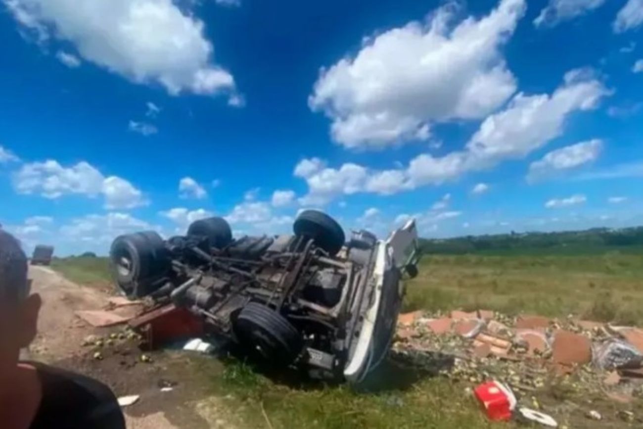 Un camión con fernet volcó y los vecinos se llevaron las botellas: el dueño de la carga dio el visto bueno.