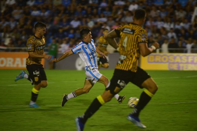 Racing de Córdoba ante Almirante Brown.