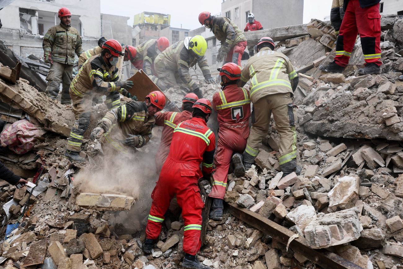 Ataque en Irán. Buscan sobrevivientes en un edificio en Teherán.