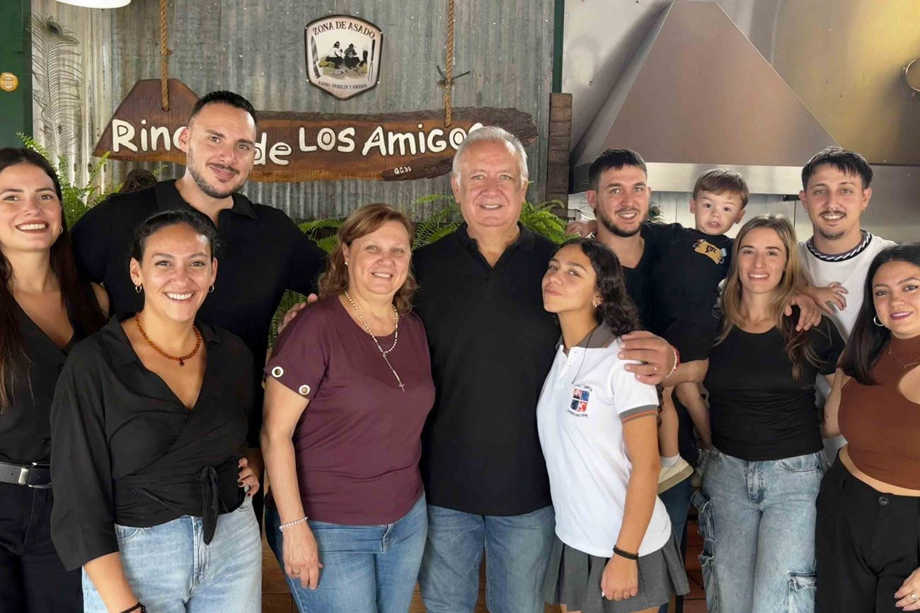 En la foto están los Forgione con sus parejas: Sergio y Graciela, Martín y Florencia, Diego y Constanza, Enzo y Celeste; y Vanina con su hija Juana. Todos trabajaron en el negocio.