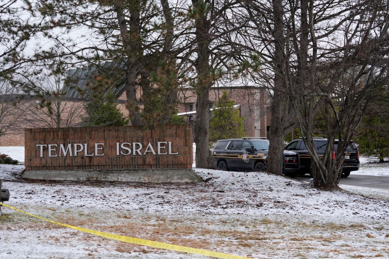 Vehículos policiales se encuentran estacionados frente a la sinagoga Temple Israel el viernes 13 de marzo de 2026, en West Bloomfield Township, Michigan. (Foto AP / Paul Sancya)
