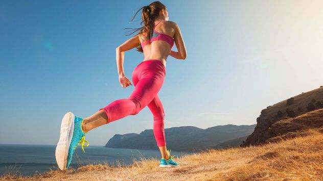 Caminar 30 minutos diarios ayuda a fortalecer el corazón, mejorar la circulación y reducir el riesgo de enfermedades cardiovasculares.