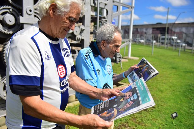 VIERON MIL CLÁSICOS. Mario Sapp  y Carlos Berrondo, socios de Belgrano y de Talleres vieron mil clásicos y se reunieron a hablar del partido de mañana. 