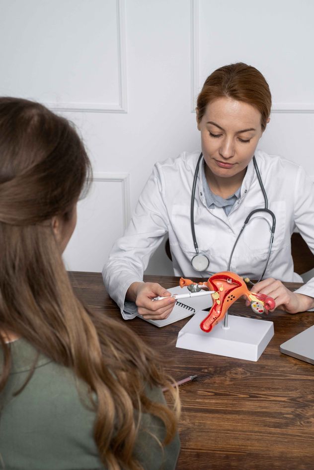 El colesterol alto, principalmente el LDL ("malo"), causa la acumulación de placa en las arterias (ateroesclerosis), lo que puede llevar a problemas graves.