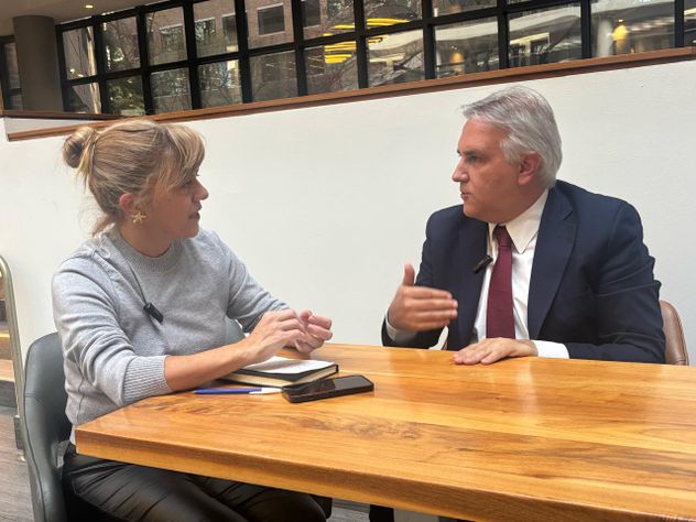 Martín Llaryora en Estados Unidos, entrevistado por Florencia Ripoll.