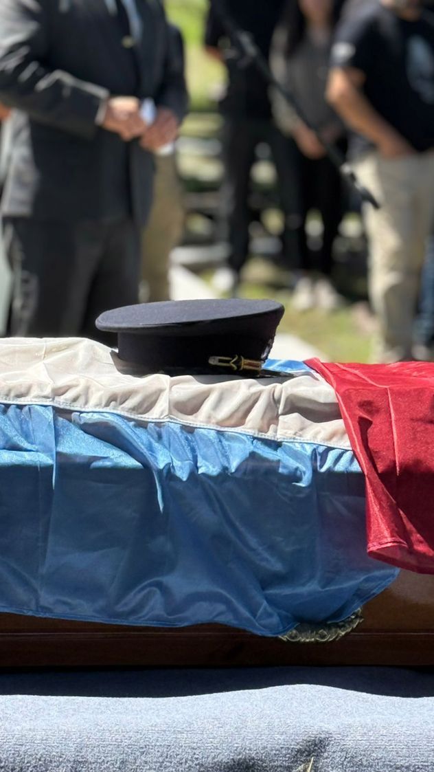 Ceremonia con honores para despedir al policía Luis Azábal en Río Ceballos.