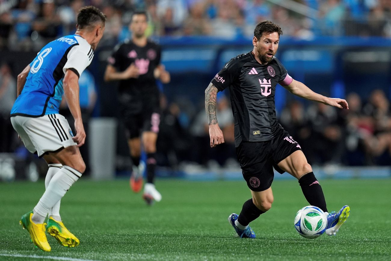 Messi se enfrenta a Charlotte.