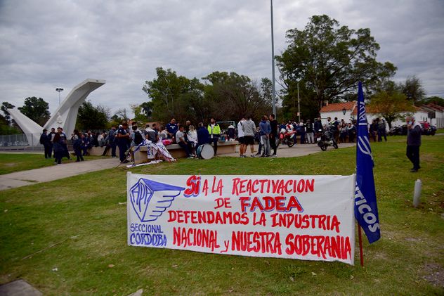 Fadea. Planta cerrada y protesta de los gremios en el ingreso de la fábrica por el pago parcial de los salarios de abril.