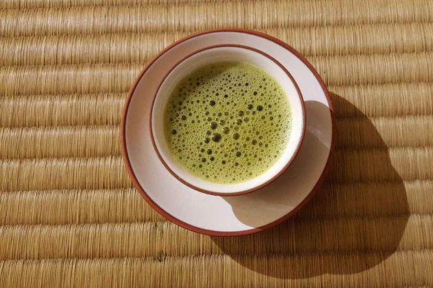 El té verde ganó popularidad por sus propiedades antioxidantes y por su posible aporte al control del colesterol y la mejora de la circulación sanguínea.