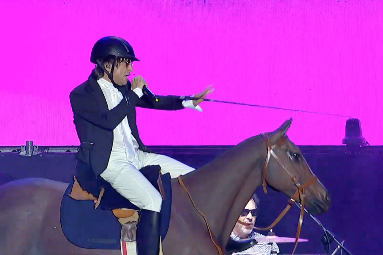 Joaquín Levinton vestido como jinete, entrando al show de Turf en Lollapalooza Argentina 2026. (Gentileza DF Entertainment)