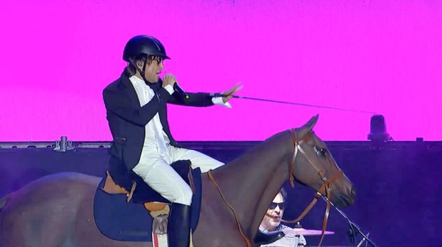 Joaquín Levinton vestido como jinete, entrando al show de Turf en Lollapalooza Argentina 2026.