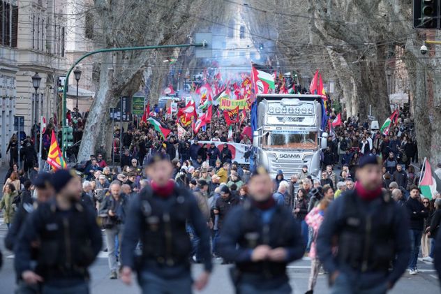 Miles de personas protestaron en Roma contra la guerra y las reformas judiciales de Meloni. (AP)
