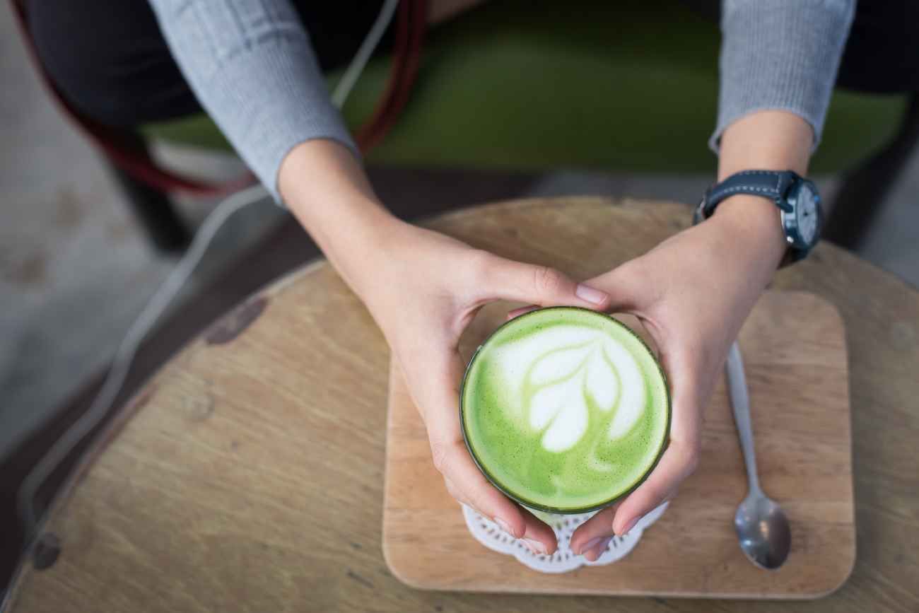 El té matcha es un polvo verde brillante elaborado a partir de hojas de té verde cultivadas especialmente, secadas y molidas.