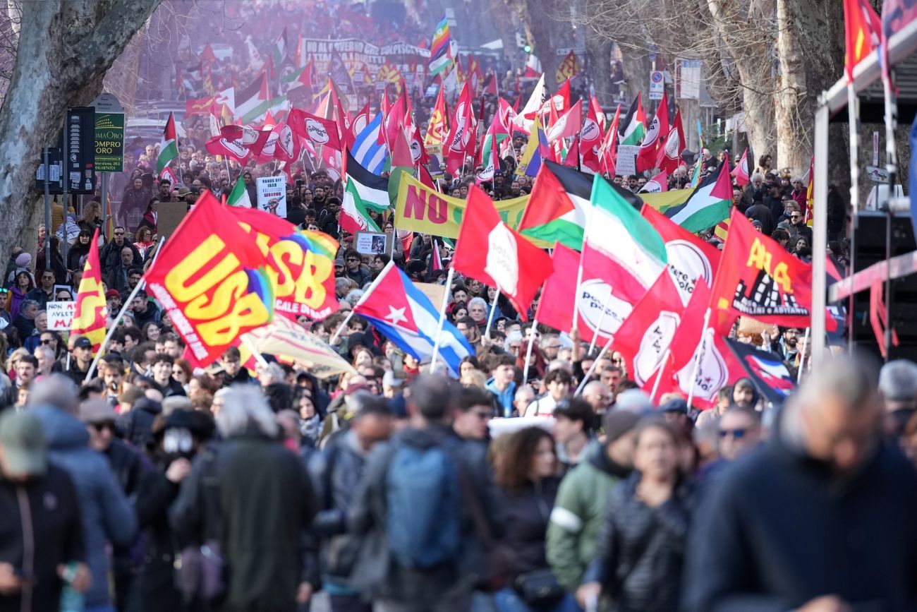Personas participan en una manifestación nacional contra la guerra en Irán y el referéndum del 22 de marzo sobre el sistema judicial italiano, en Roma, el sábado 14 de marzo de 2026. (Foto AP / Andrew Medichini)
