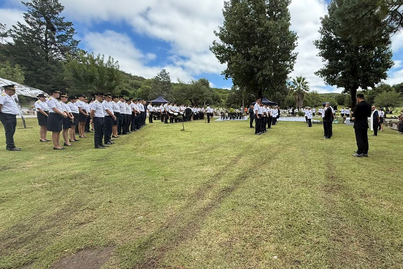 Hubo ceremonia con honores para despedir al policía Luis Azábal en Río Ceballos.