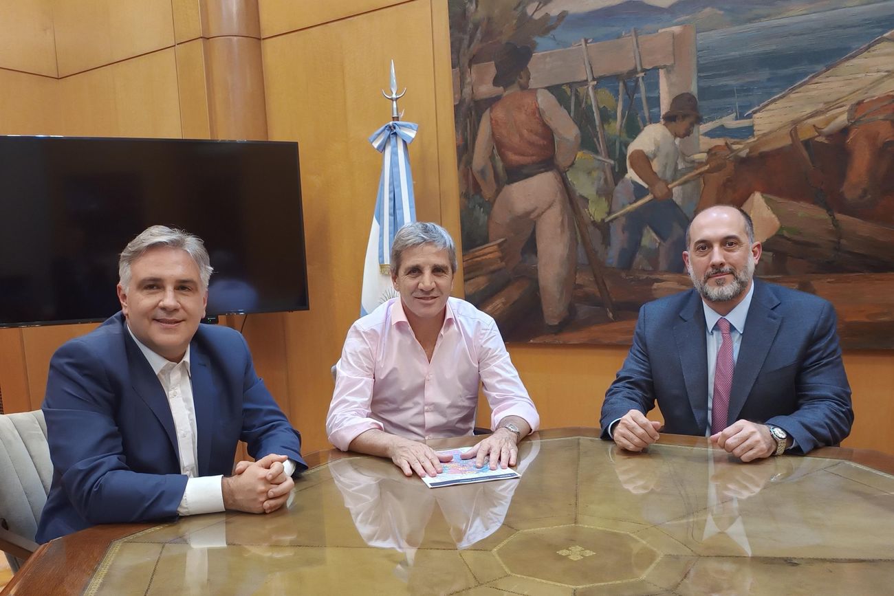 Martín Llaryora, Luis Caputo y Guillermo Acosta. (Ministerio de Economía / Archivo)