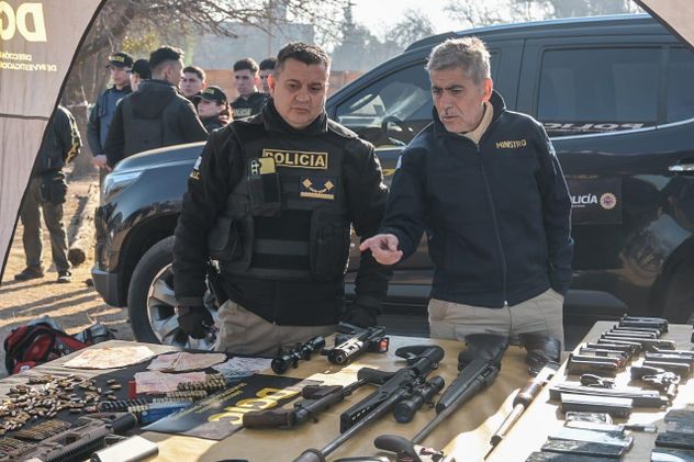 El ministro de Seguridad provincial, Juan Pablo Quinteros, en uno de los operativos con decomisos de numerosas armas de fuego
