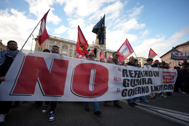 La movilización reunió a sindicatos, organizaciones sociales y activistas que rechazaron los cambios en el sistema judicial impulsados por el gobierno italiano y cuestionaron la escalada bélica en Medio Oriente. (AP)
