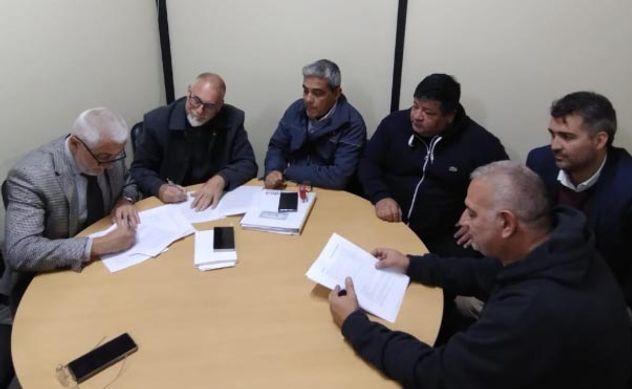 Fadea: Omar Sereno, secretario de Trabajo de Córdoba, firma el Plan Preventivo de Crisis con gremios y funcionarios de la empresa. Fue en 2025.