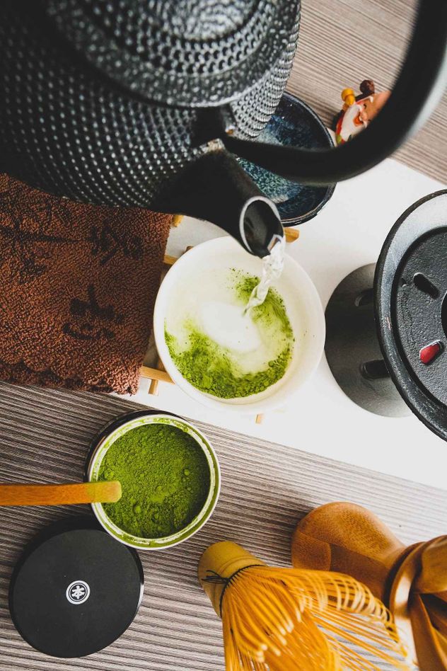 El té matcha es un polvo verde brillante elaborado a partir de hojas de té verde cultivadas especialmente, secadas y molidas.