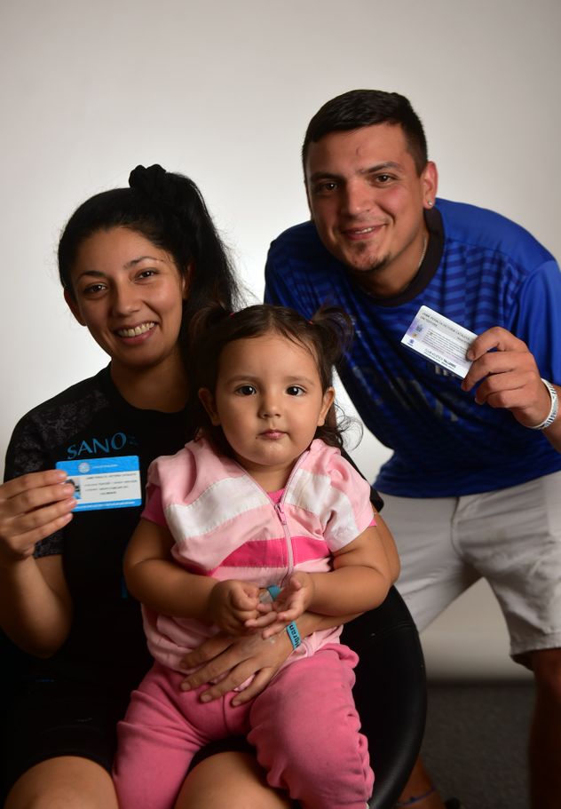 Liana Peralta y Javier Jaime, mamá y papá de Victoria, a quien asociaron a Belgrano y a Talleres.  