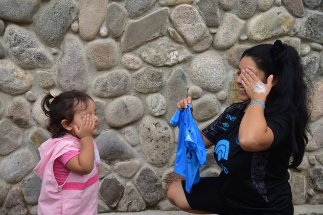 Liana Peralta y Javier Jaime, mamá y papá de Victoria, a quien asociaron a Belgrano y a Talleres.  