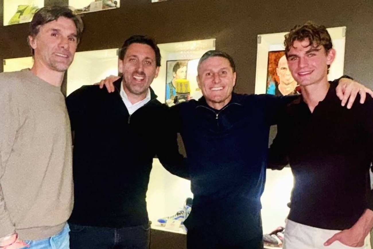 Nico Paz junto a su padre Pablo, Javier Zanetti y Diego Milito.