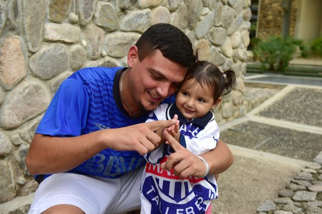 Liana Peralta y Javier Jaime, mamá y papá de Victoria, a quien asociaron a Belgrano y a Talleres.  
